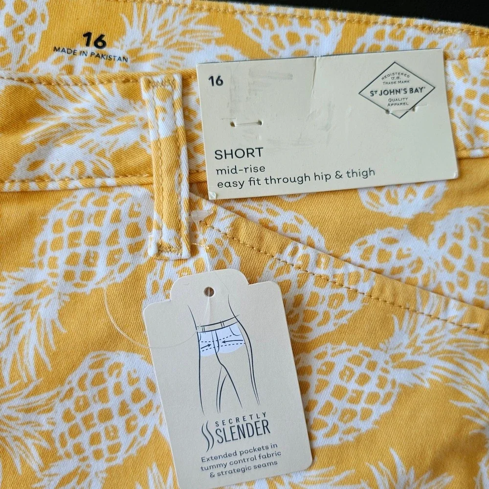St Johns Bay Womens Yellow Pineapple Print Mid Rise 7 Inch Shorts Size 16 NWT